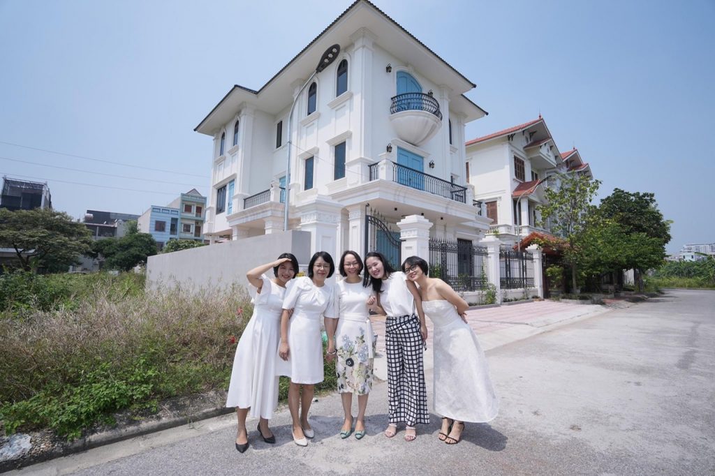Gia chủ và bạn bè bên căn biệt thự phong cách Traditional tại Bắc Ninh